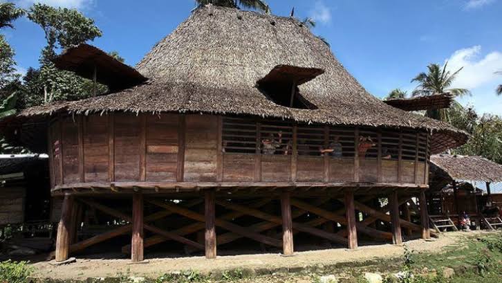 foto Rumah Tradisional Desa Lolowua